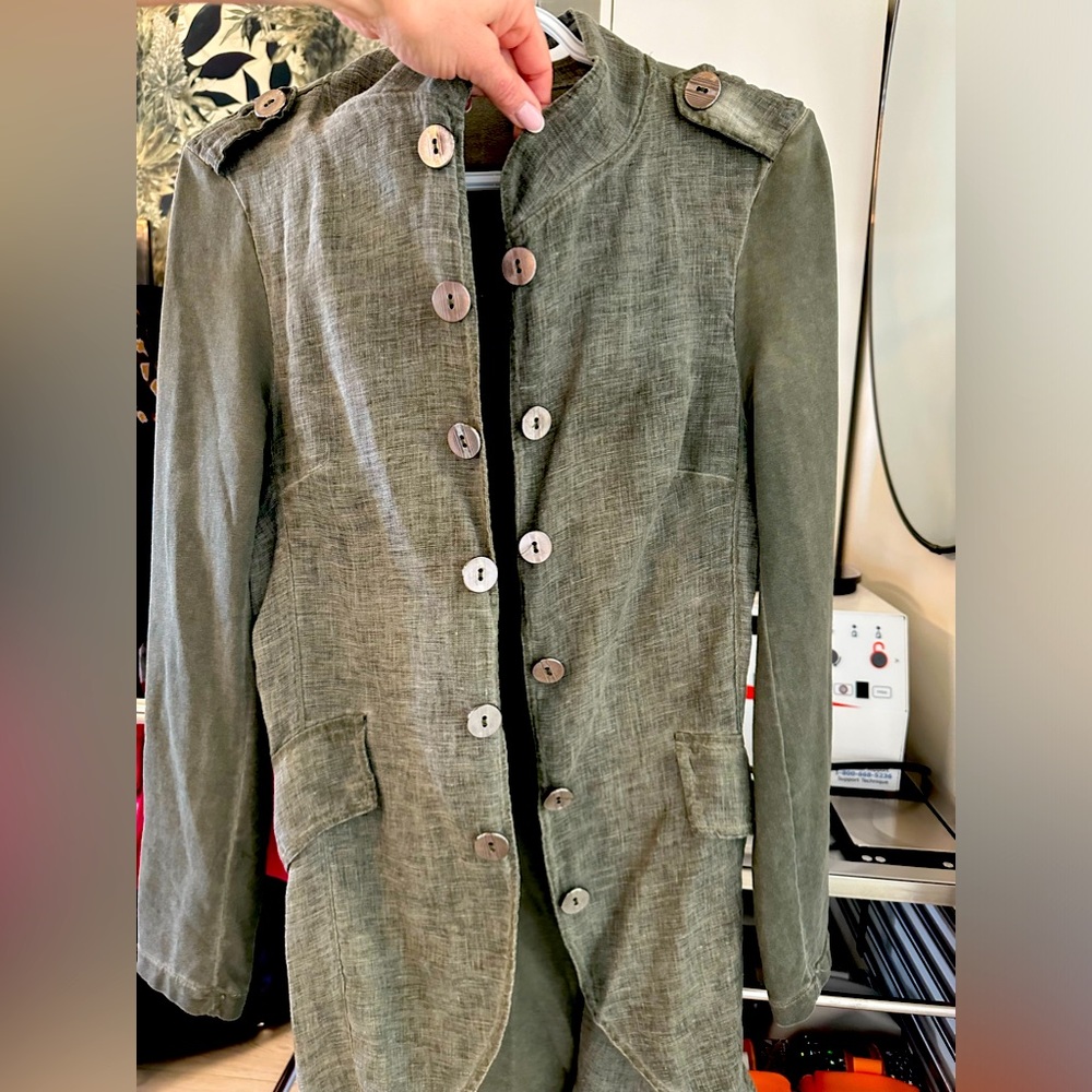 Brand dust D London size small jacket. Lite weight. 50% Lino/50% cotton. Italy.